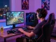 Person im gemütlichen Wohnzimmer mit Gaming-Ausrüstung und Nongamstop-Spielen.